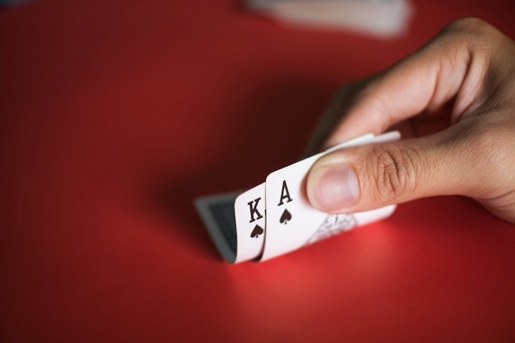 Pengguna meninjau syarat bonus di ponsel